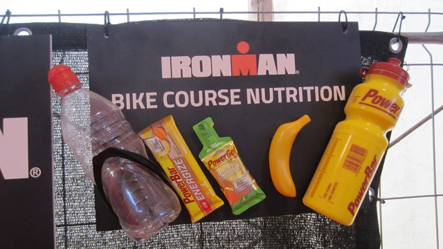 Еда на пунктах питания на велоэтапе Ironman Barcelona 2016. Максим Бувалин