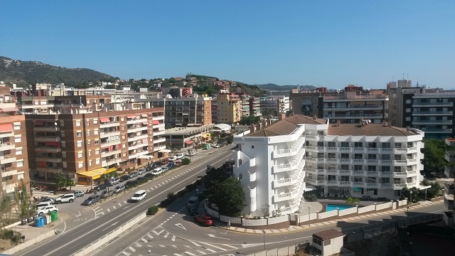 Вид на город из номера гостиницы. Калелья, Барселона.